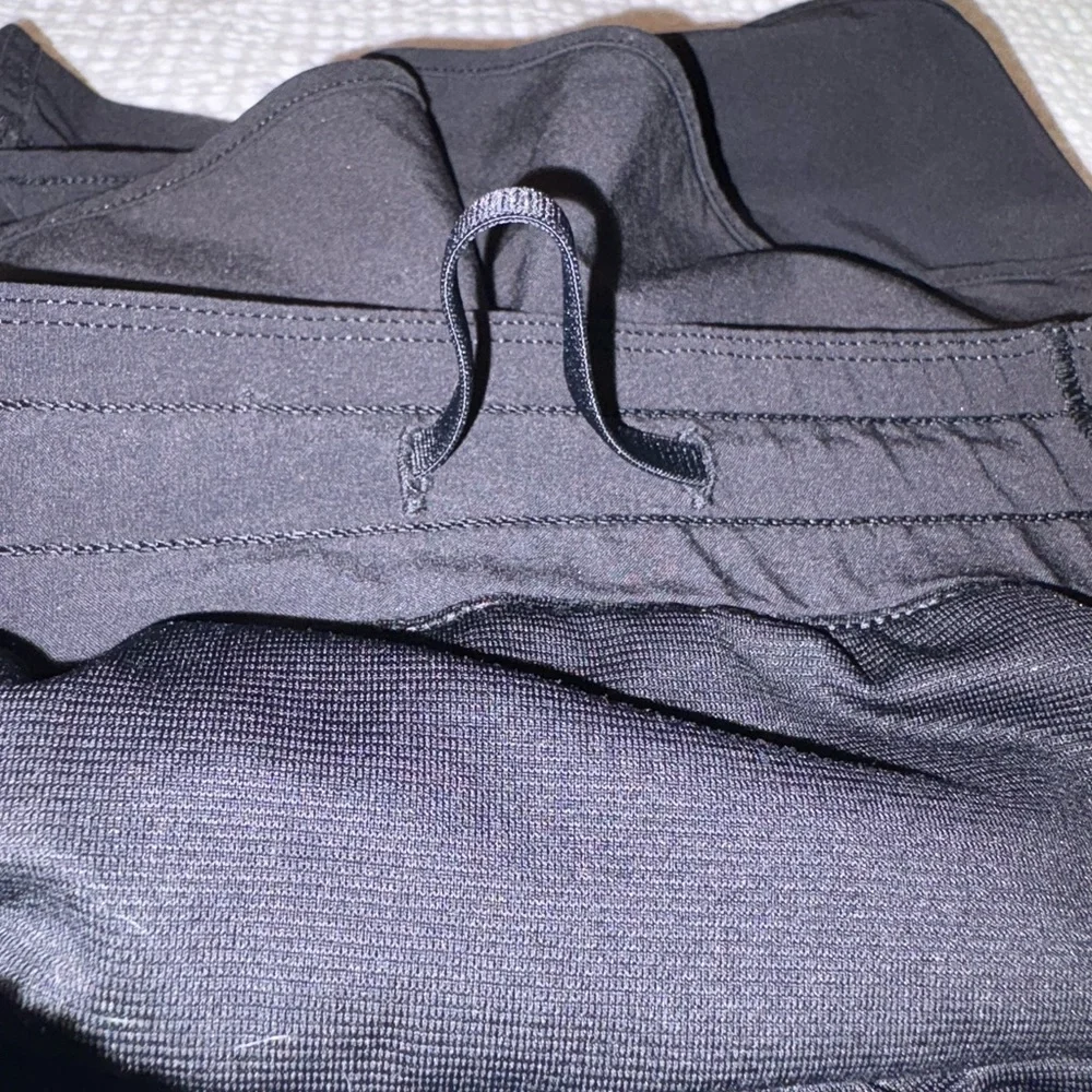 Lululemon Hotty Hot Short II, Long 4 Inches in Black - Size 4 - Picture 11 of 15